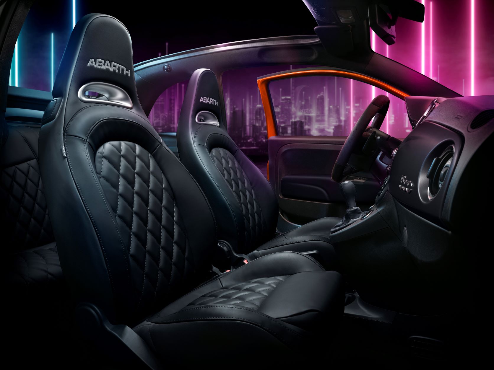 A nova gama da Abarth: duas almas icónicas, dois novos packs e uma lendária nova pintura laranja 17