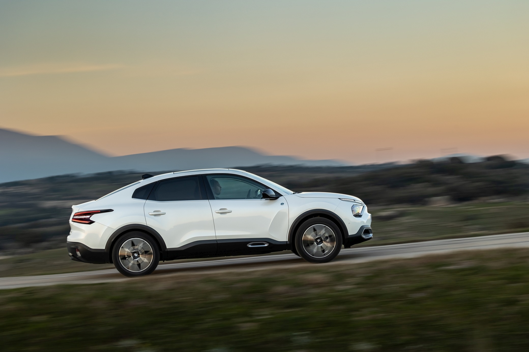 Citroën Ë-C4 X nova proposta para o segmento médio chega no dia 18 a Portugal 22