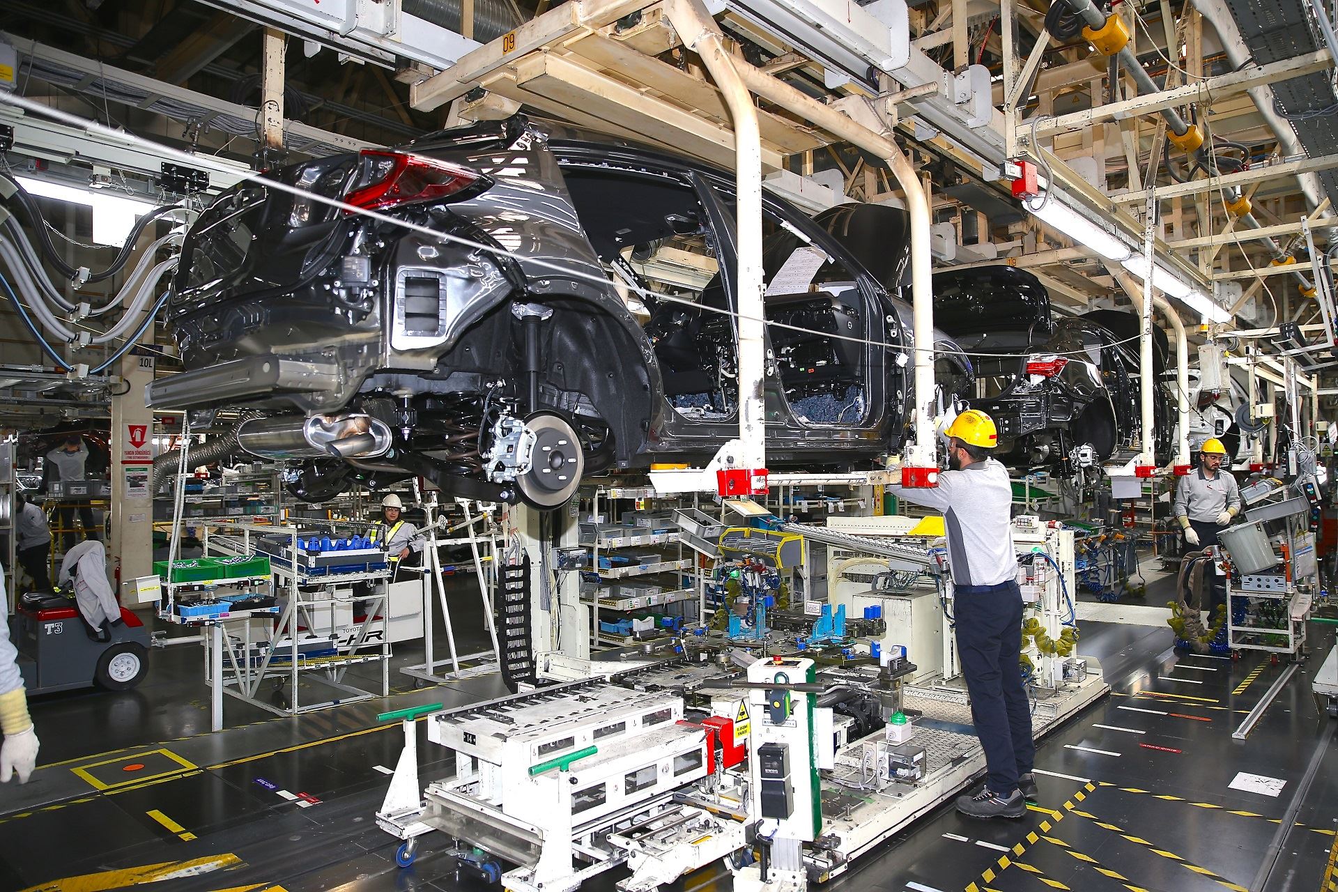 Toyota confirma produção na europa de veículos híbridos plug-in e baterias 14