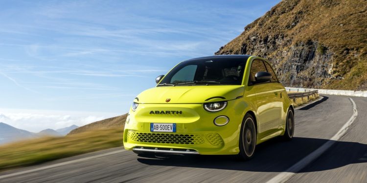 A família do Escorpião expande-se com a gama do Novo Abarth 500e puramente elétrico 23