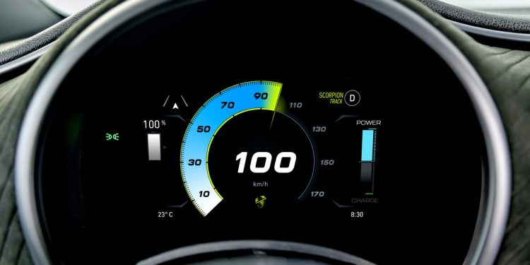 A família do Escorpião expande-se com a gama do Novo Abarth 500e puramente elétrico 25