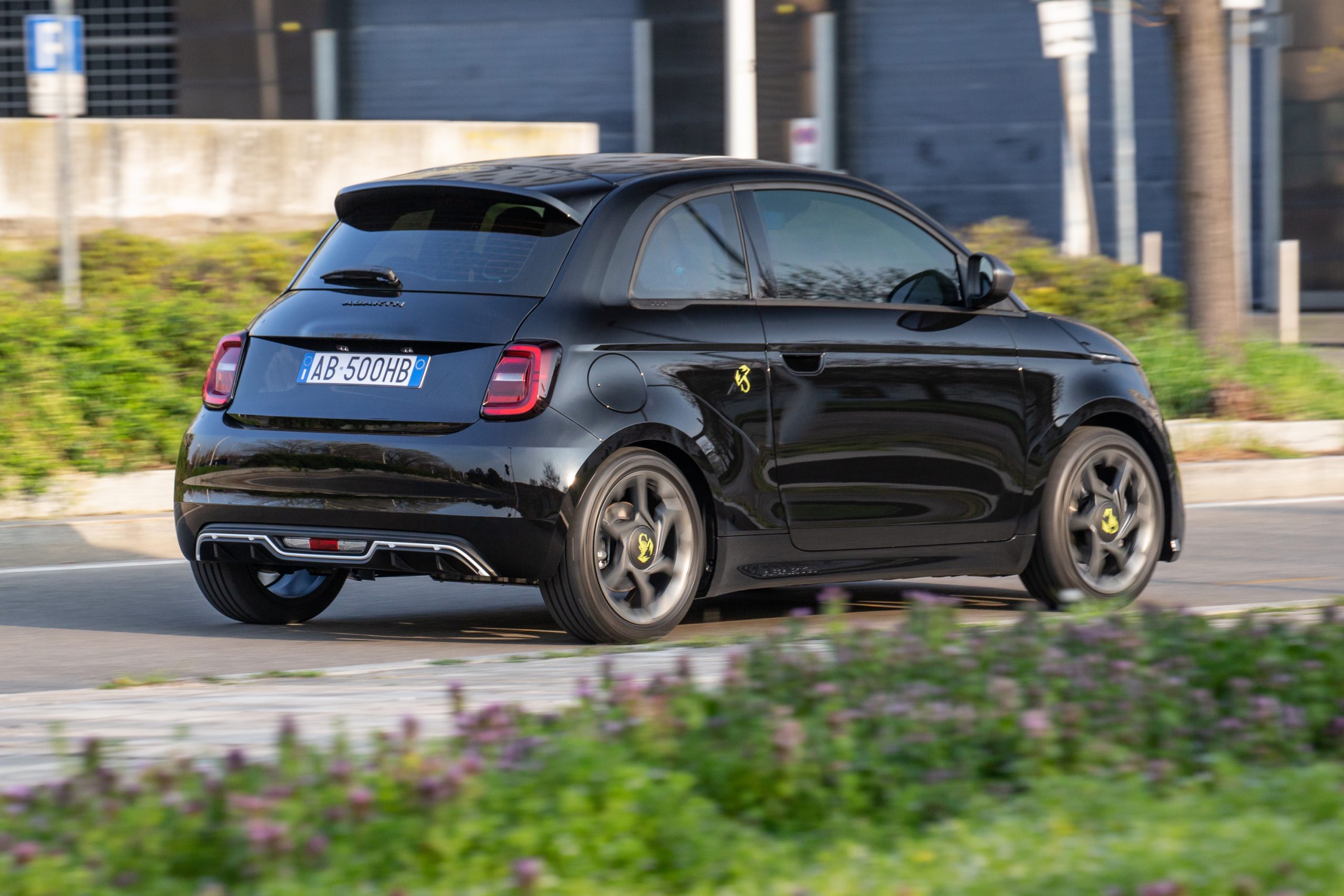 A família do Escorpião expande-se com a gama do Novo Abarth 500e puramente elétrico 15