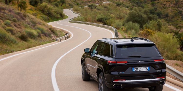 O novíssimo Grand Cherokee em grande destaque entre a gama completa Jeep® 4xe 30