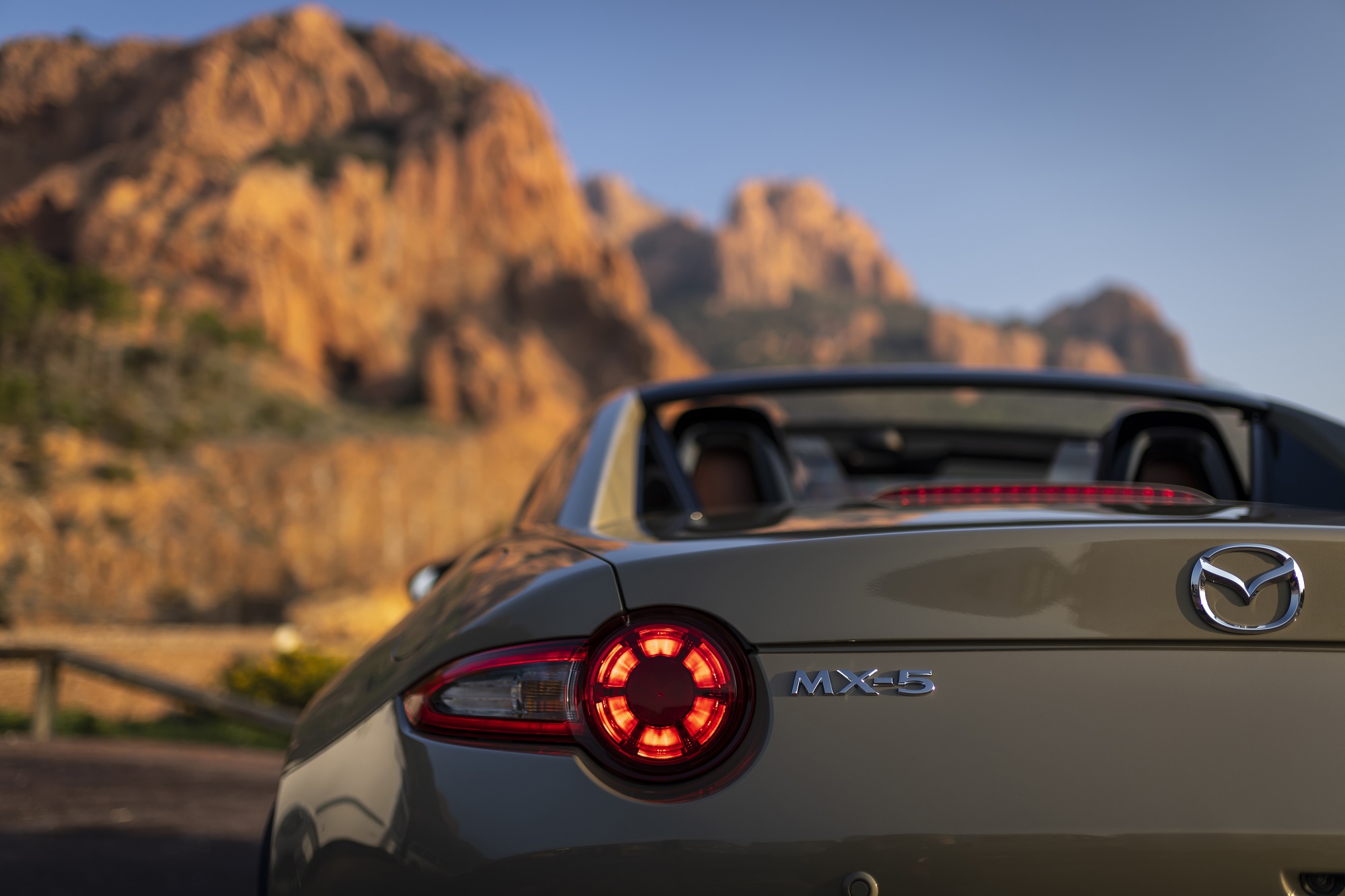 Mazda MX-5 Kizuna e Kazari: Duas Edições Especiais em destaque na gama 2023 13
