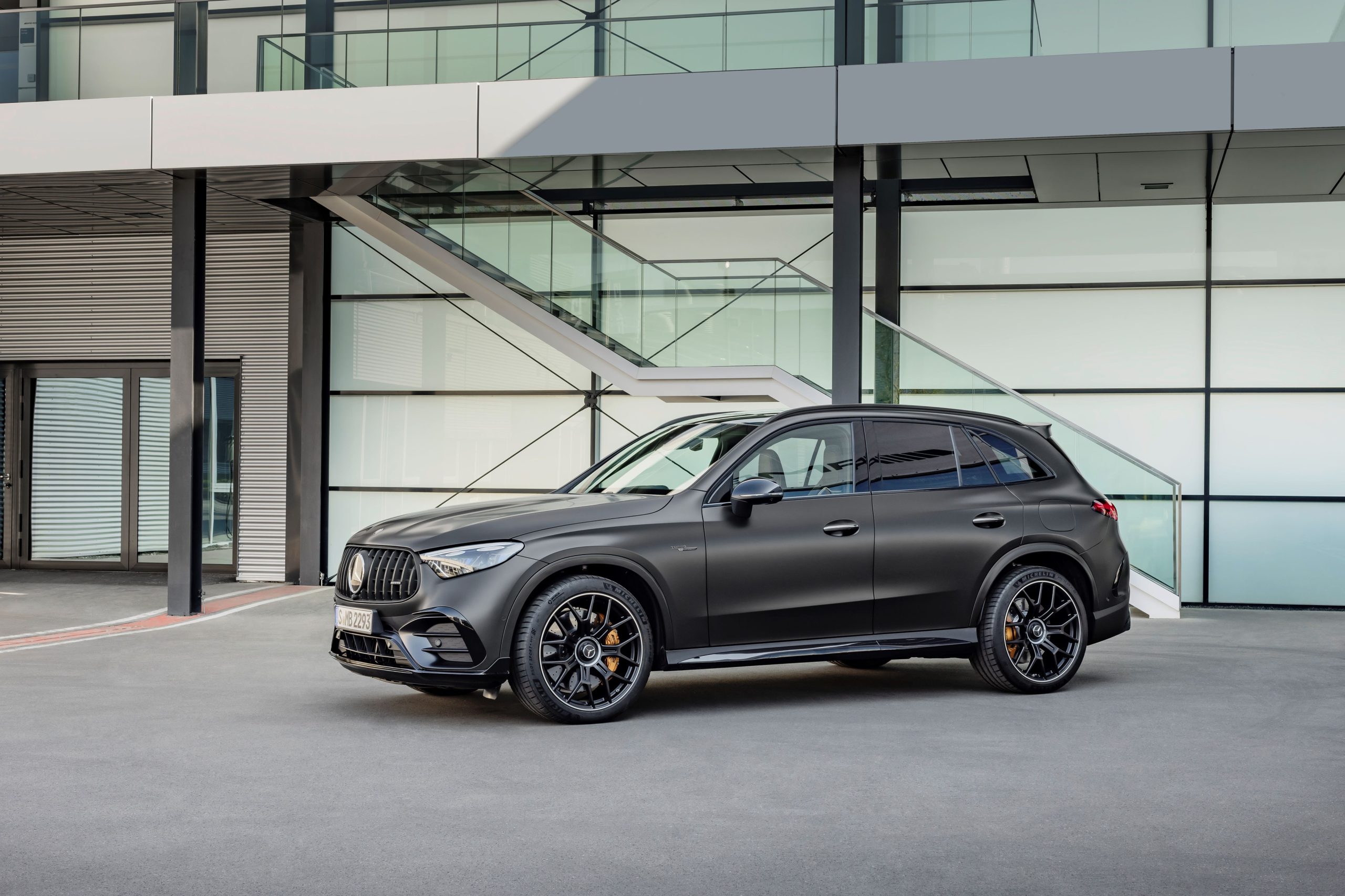 O novo Mercedes-AMG GLC: SUV desportivo em duas versões de elevada performance 15