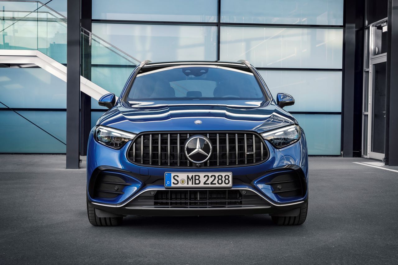 O modelo de entrada na gama do Mercedes-AMG GLC SUV já está disponível para encomenda 13