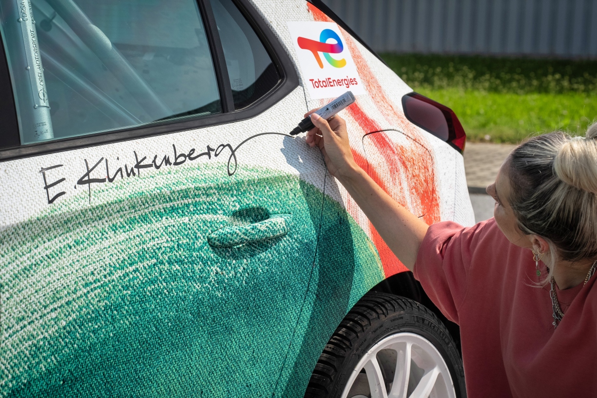 O pioneiro automóvel elétrico de ralis em versão Art Car com uma mensagem: O Opel Corsa Rally Electric desenhado por Elisa Klinkenberg. 13