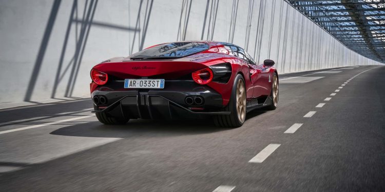 Alfa Romeo 33 Stradale. Este é o seu "rugido" 33