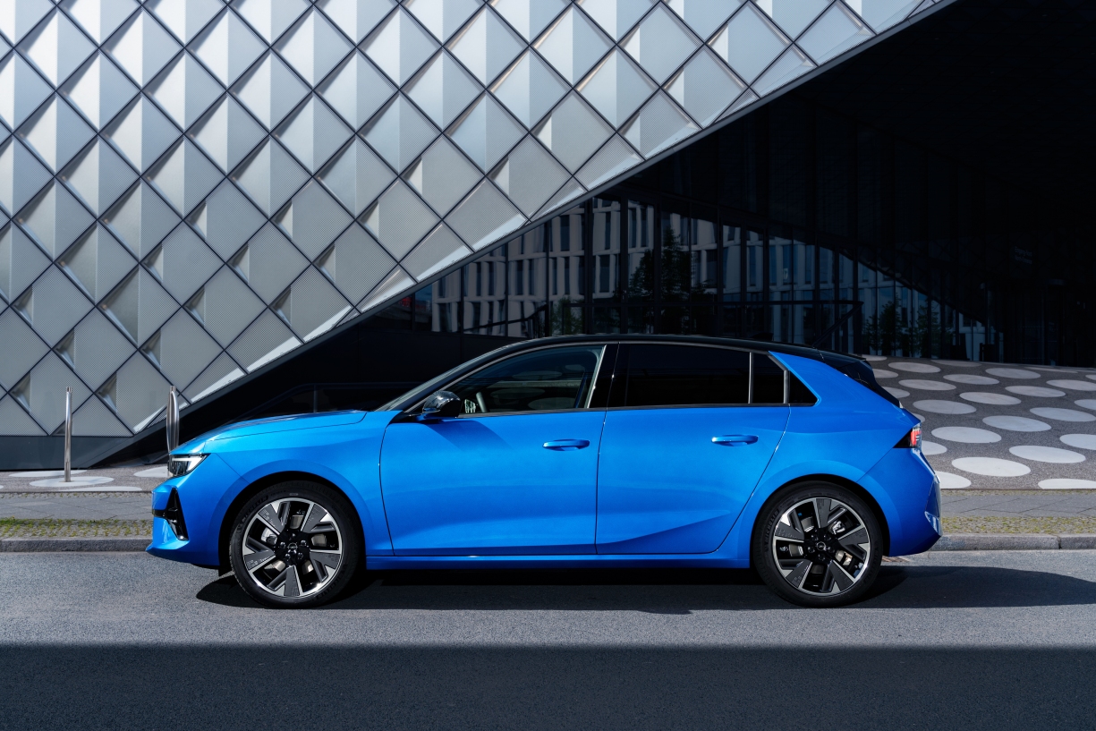 Opel anuncia abertura de encomendas no novo Astra Electric 15