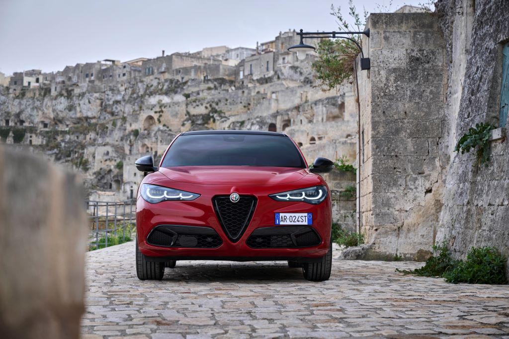 A Alfa Romeo revela a primeira série especial global da sua gama 15