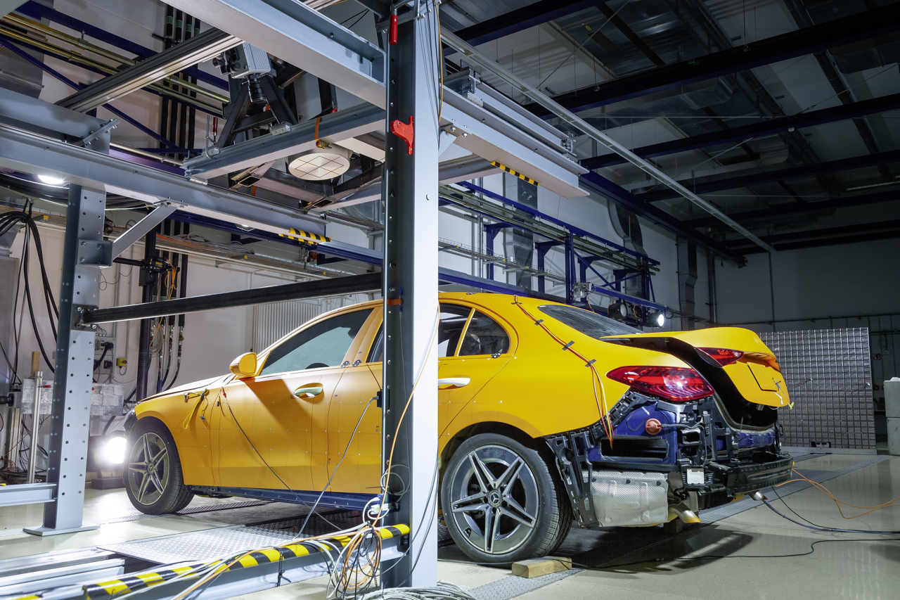 Máxima transparência: a Mercedes-Benz é a primeira fabricante automóvel do mundo a examinar um teste de colisão com raio X 13