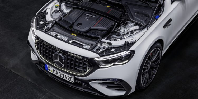 Desempenho e eficiência numa nova versão híbrida: o Mercedes-AMG E 53 HYBRID 4MATIC+ 24