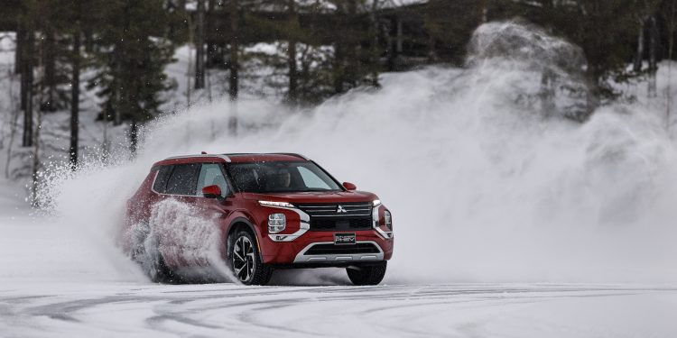 Mitsubishi testa novo Outlander PHEV às portas do Ártico 21