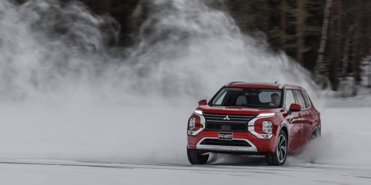 Mitsubishi testa novo Outlander PHEV às portas do Ártico 22