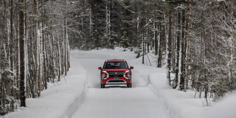 Mitsubishi testa novo Outlander PHEV às portas do Ártico 24