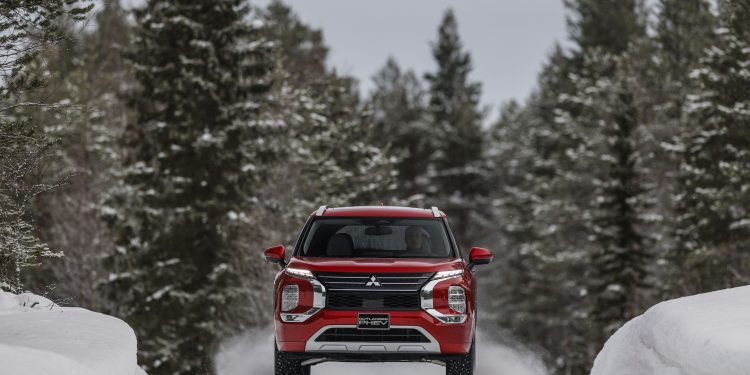 Mitsubishi testa novo Outlander PHEV às portas do Ártico 25