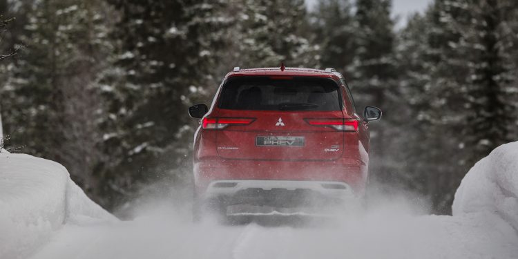 Mitsubishi testa novo Outlander PHEV às portas do Ártico 26