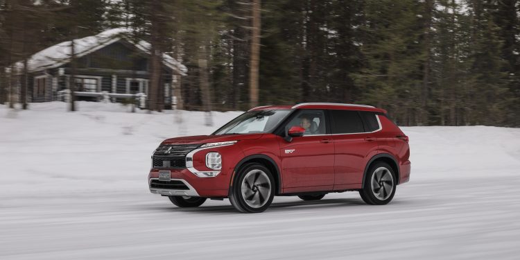 Mitsubishi testa novo Outlander PHEV às portas do Ártico 28