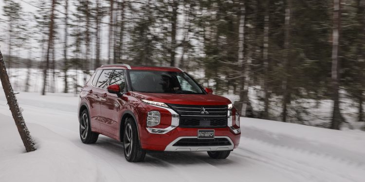 Mitsubishi testa novo Outlander PHEV às portas do Ártico 29