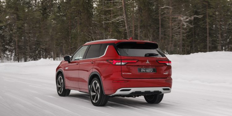 Mitsubishi testa novo Outlander PHEV às portas do Ártico 30