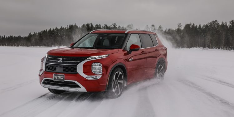 Mitsubishi testa novo Outlander PHEV às portas do Ártico 31