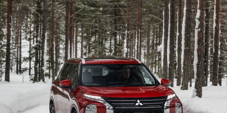 Mitsubishi testa novo Outlander PHEV às portas do Ártico 35