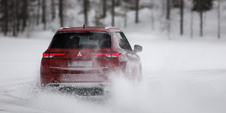 Mitsubishi testa novo Outlander PHEV às portas do Ártico 38