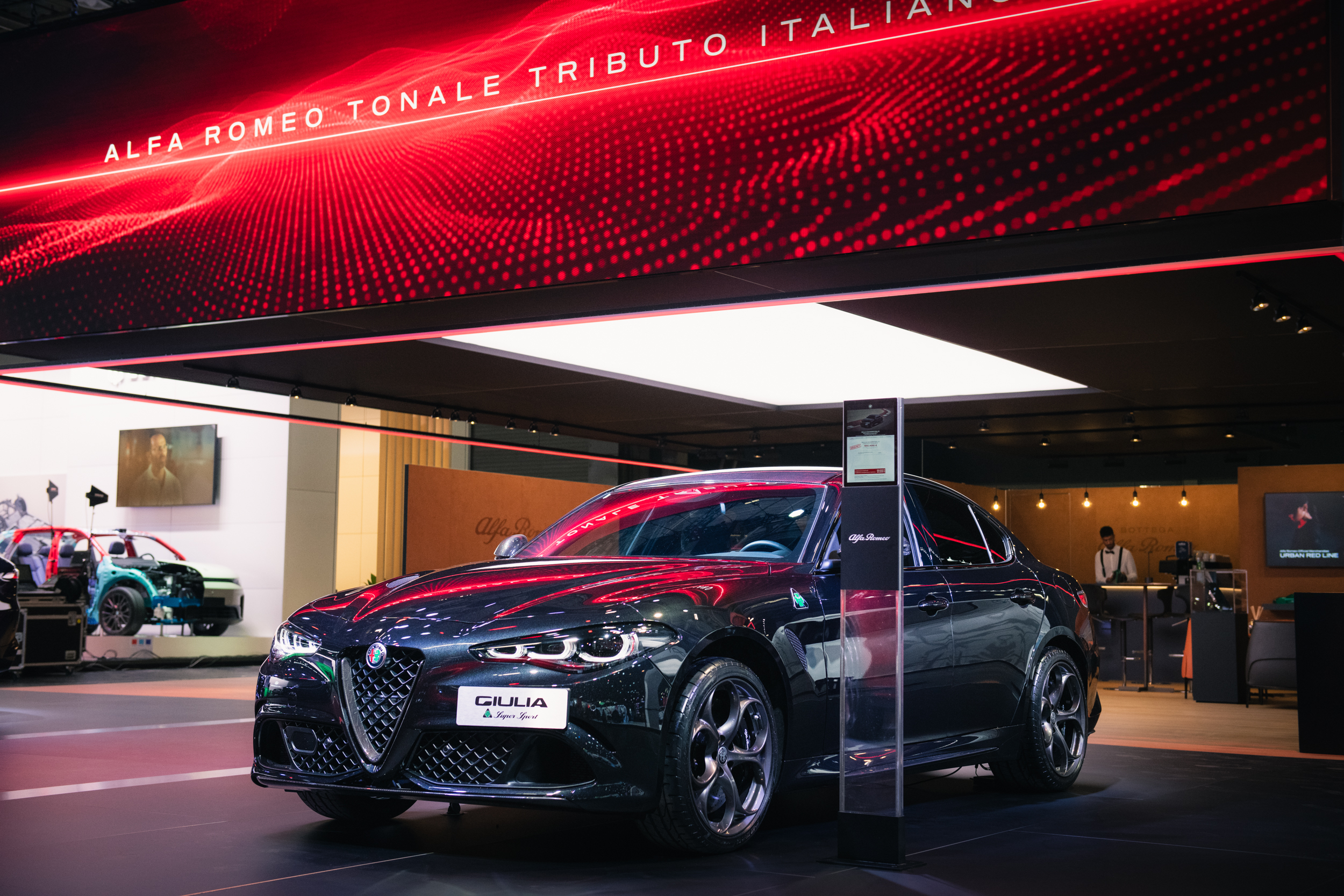 Alfa Romeo Junior IBRIDA estreia-se em Paris 21