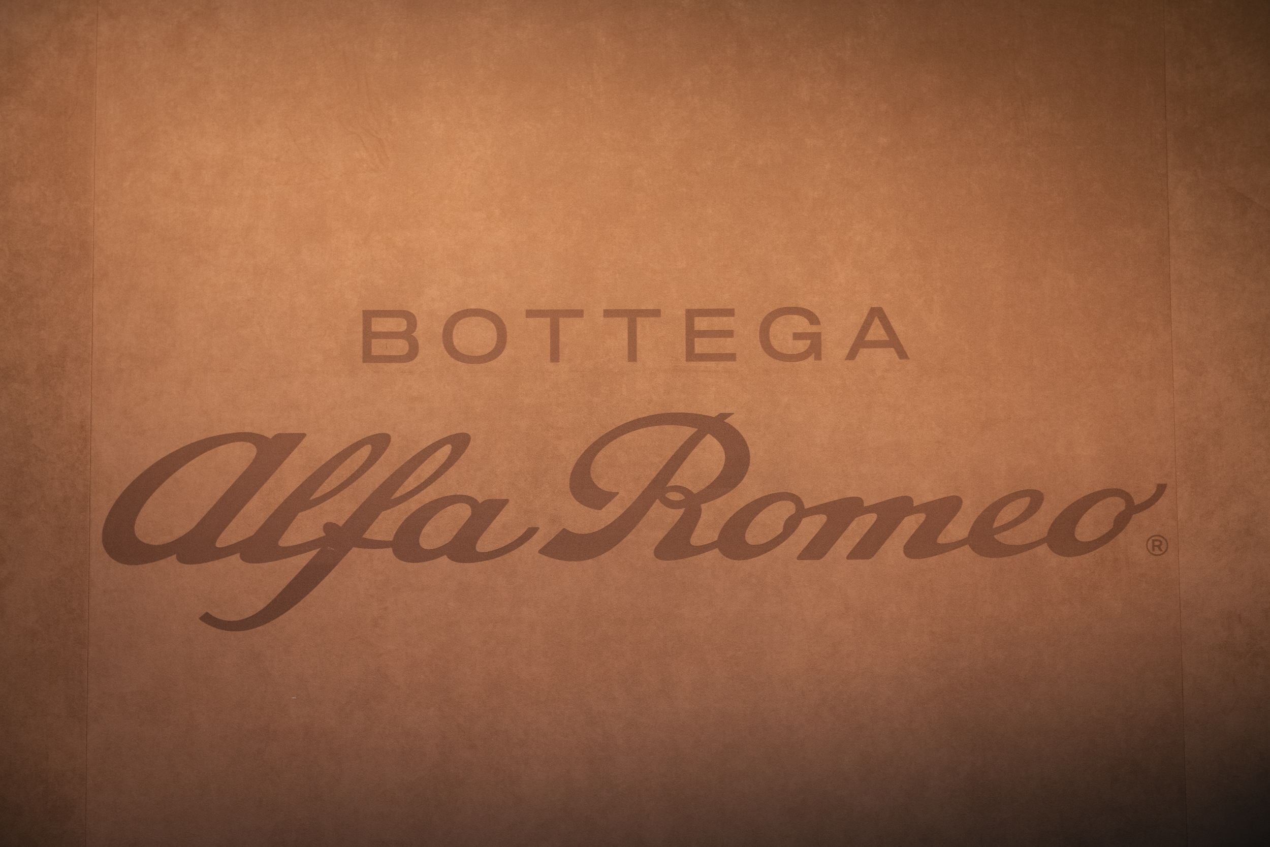 Alfa Romeo Junior IBRIDA estreia-se em Paris 22