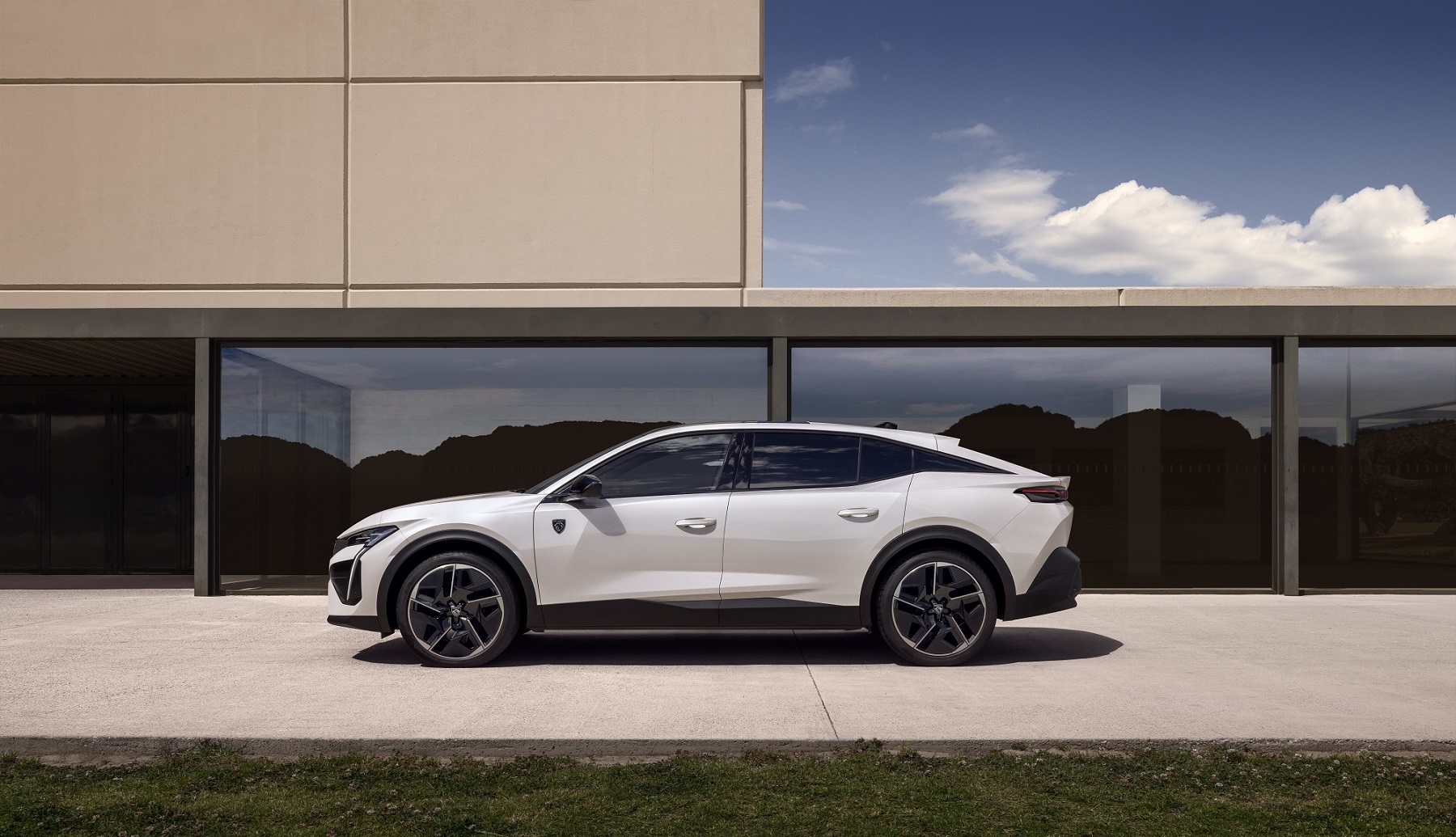 PEUGEOT completa a sua gama de veículos elétricos com a versão 100% elétrica do PEUGEOT 408 13