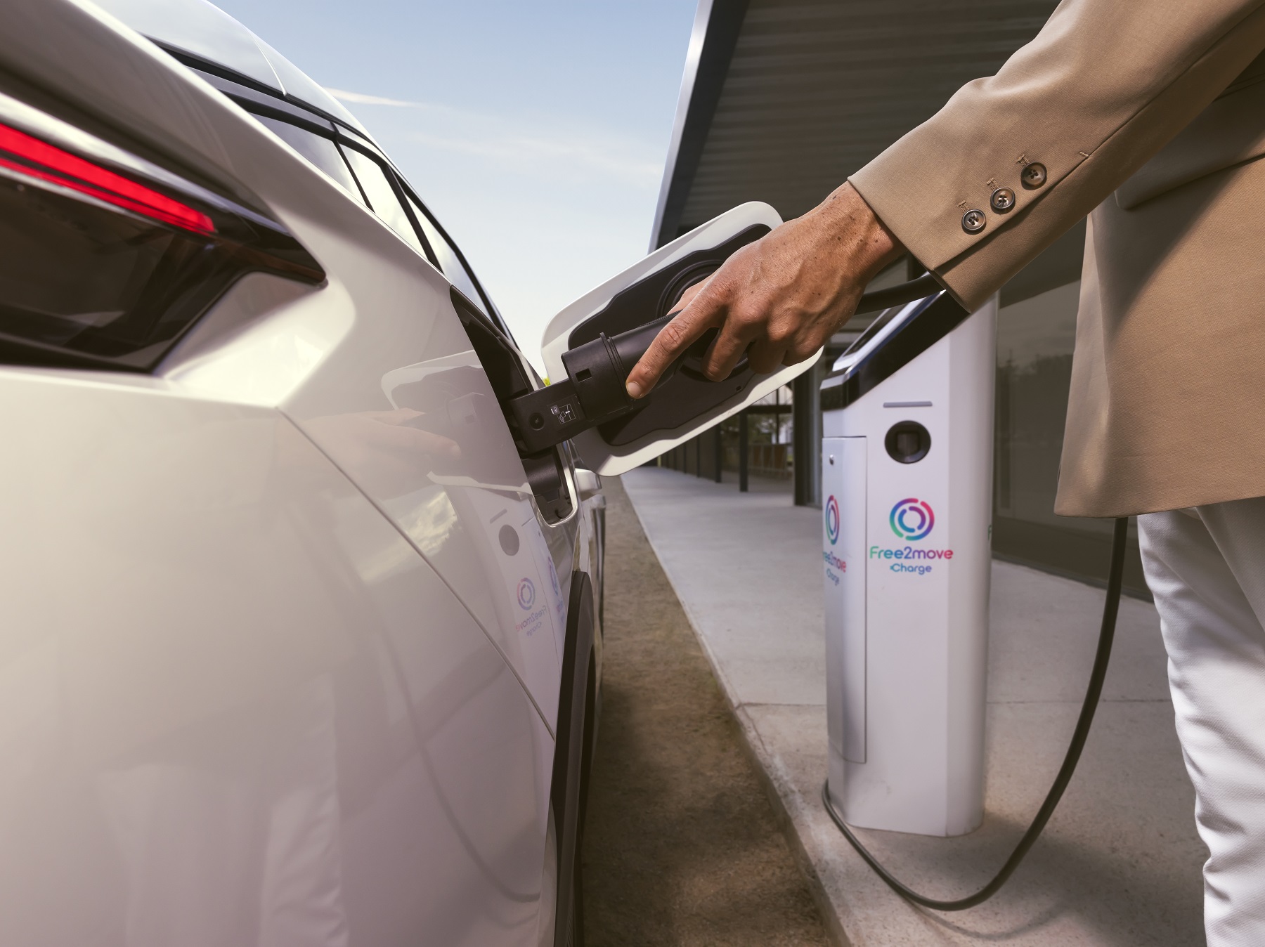 PEUGEOT completa a sua gama de veículos elétricos com a versão 100% elétrica do PEUGEOT 408 17