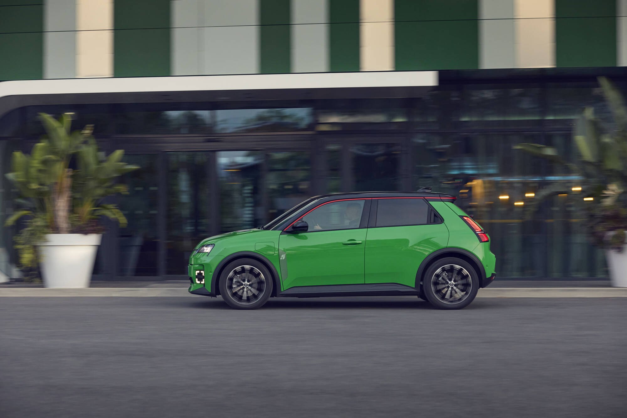 Renault 5 E-Tech 100% elétrico: prazer avançado e facilidade de utilização confirmados por imprensa internacional 36