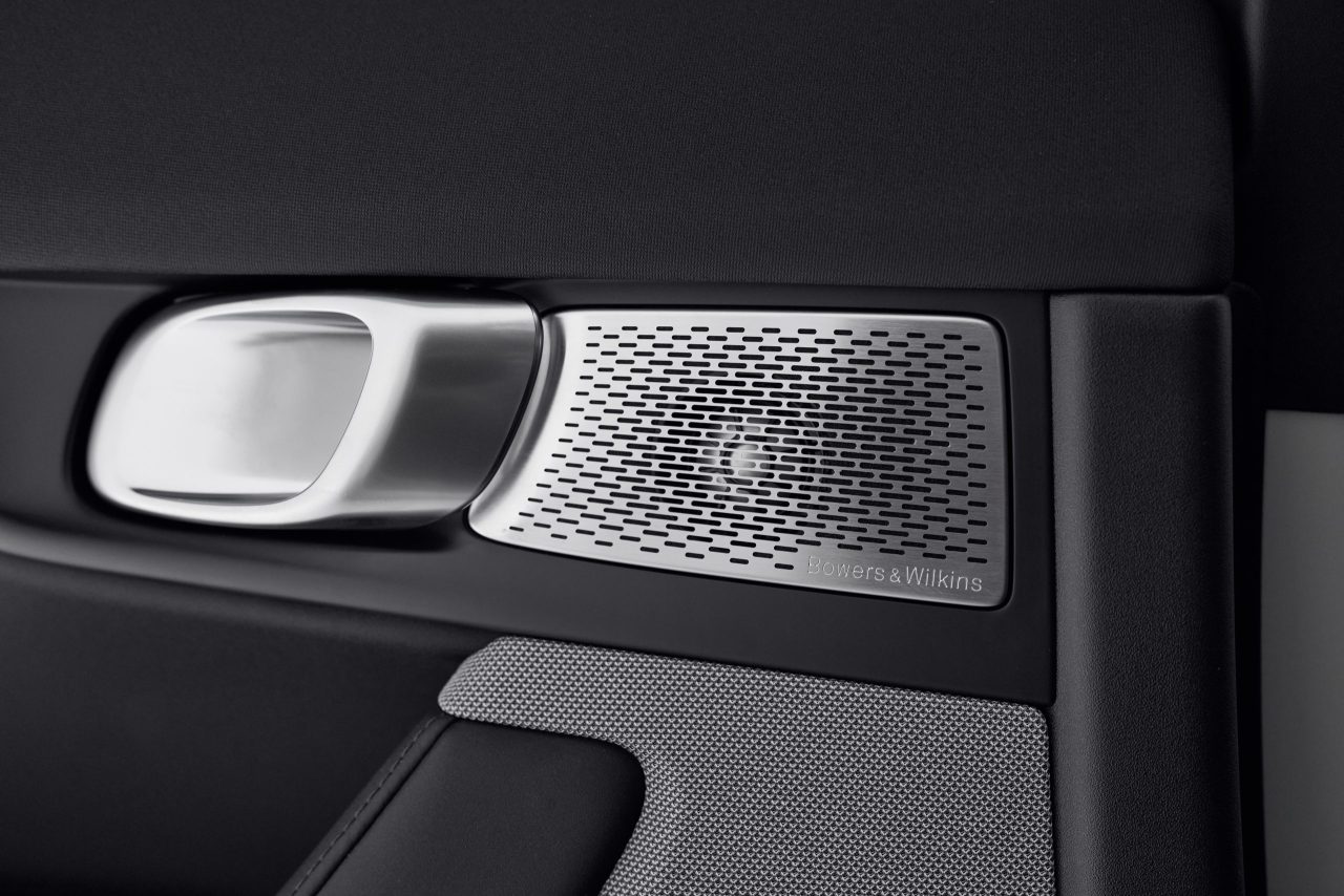 Polestar 2 atualizado com novas funcionalidades, incluindo um processador mais rápido e sistema de som Bowers & Wilkins 14