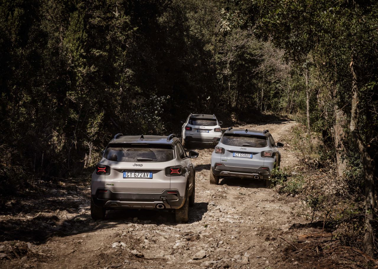 Jeep® Avenger 4xe estreia-se em estrada 14