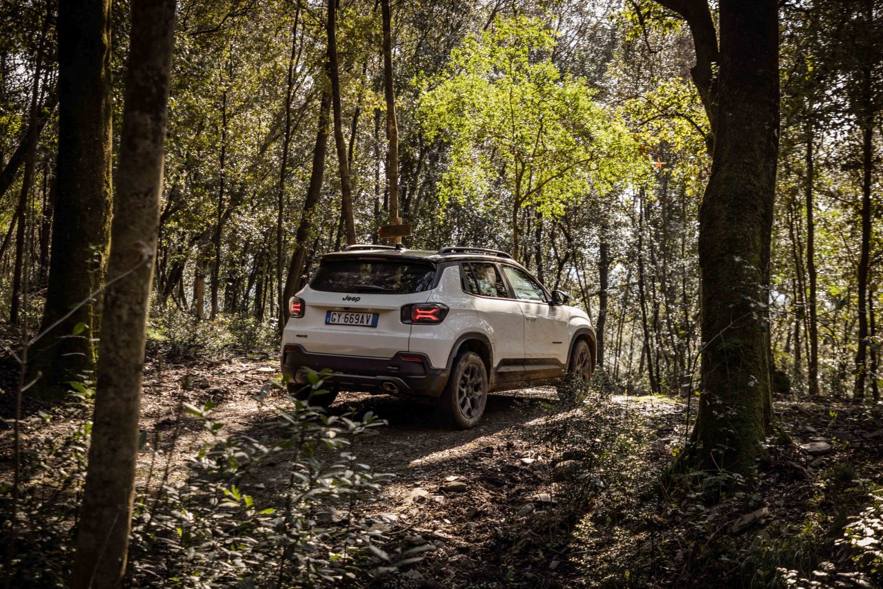 Jeep® Avenger 4xe estreia-se em estrada 18