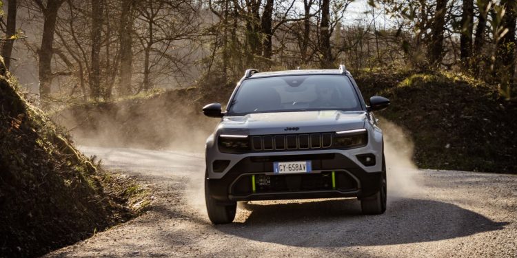 Jeep® Avenger 4xe estreia-se em estrada 24