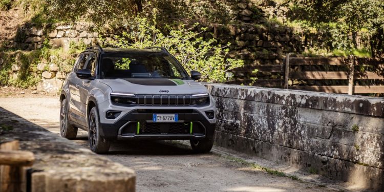 Jeep® Avenger 4xe estreia-se em estrada 25