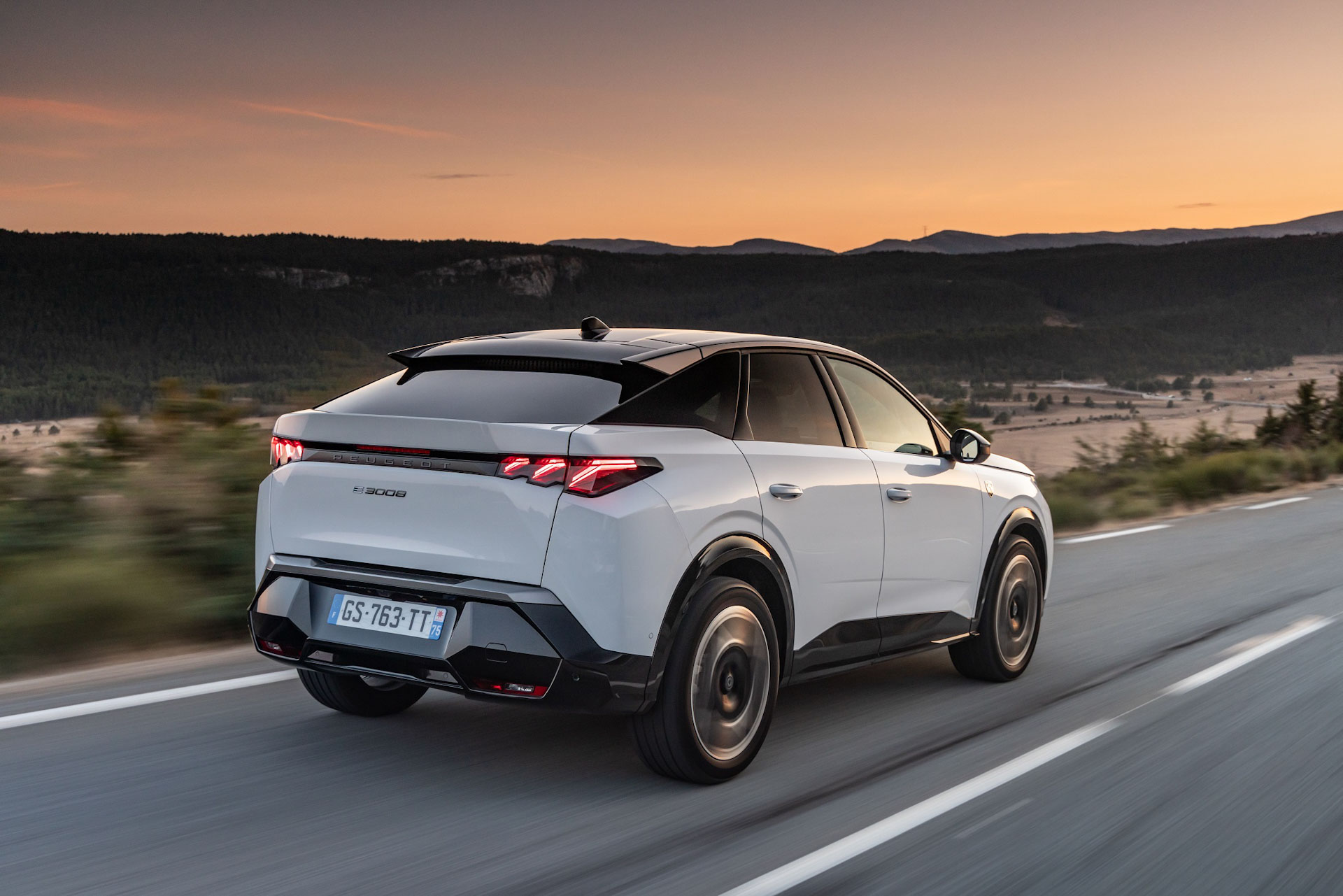 PEUGEOT abre as encomendas e anuncia os preços das versões mais potentes E-3008 e E-5008 Dual Motor 325 cv 15 PEUGEOT abre as encomendas e anuncia os preços das versões mais potentes E-3008 e E-5008 Dual Motor 325 cv 15