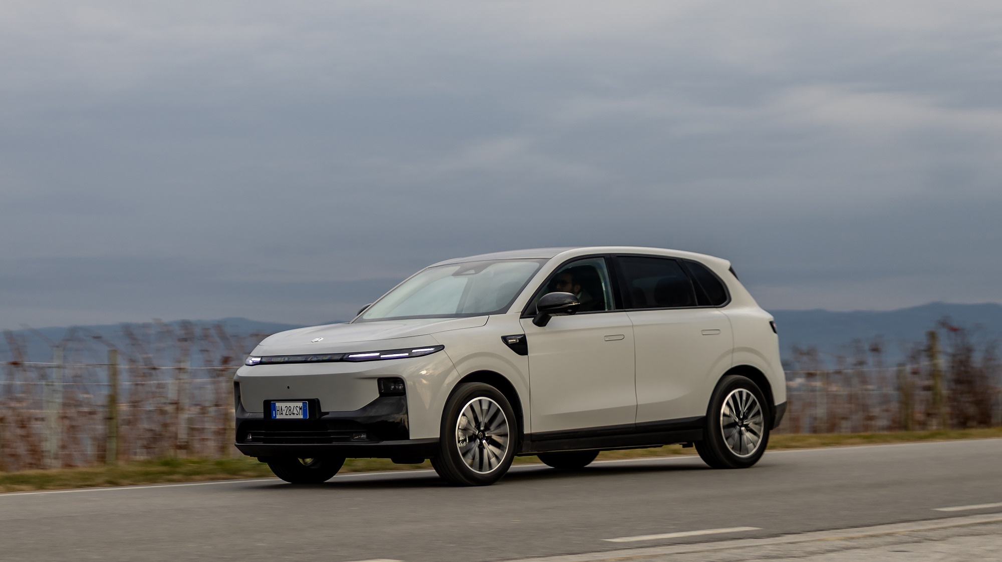 A Leapmotor faz a estreia europeia do B03X, revelação do interior do B05 e lançamento do novo B10 Hybrid EV 15