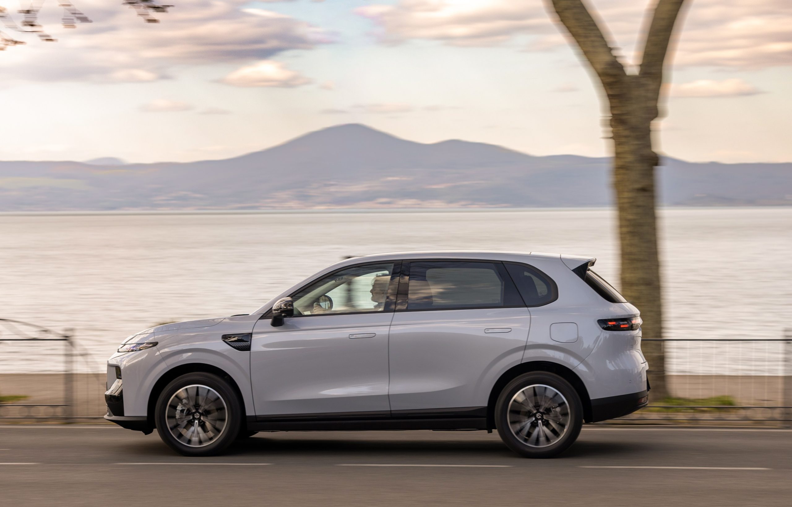 A Leapmotor lança o B10 REEV Hybrid em Portugal em abril 13