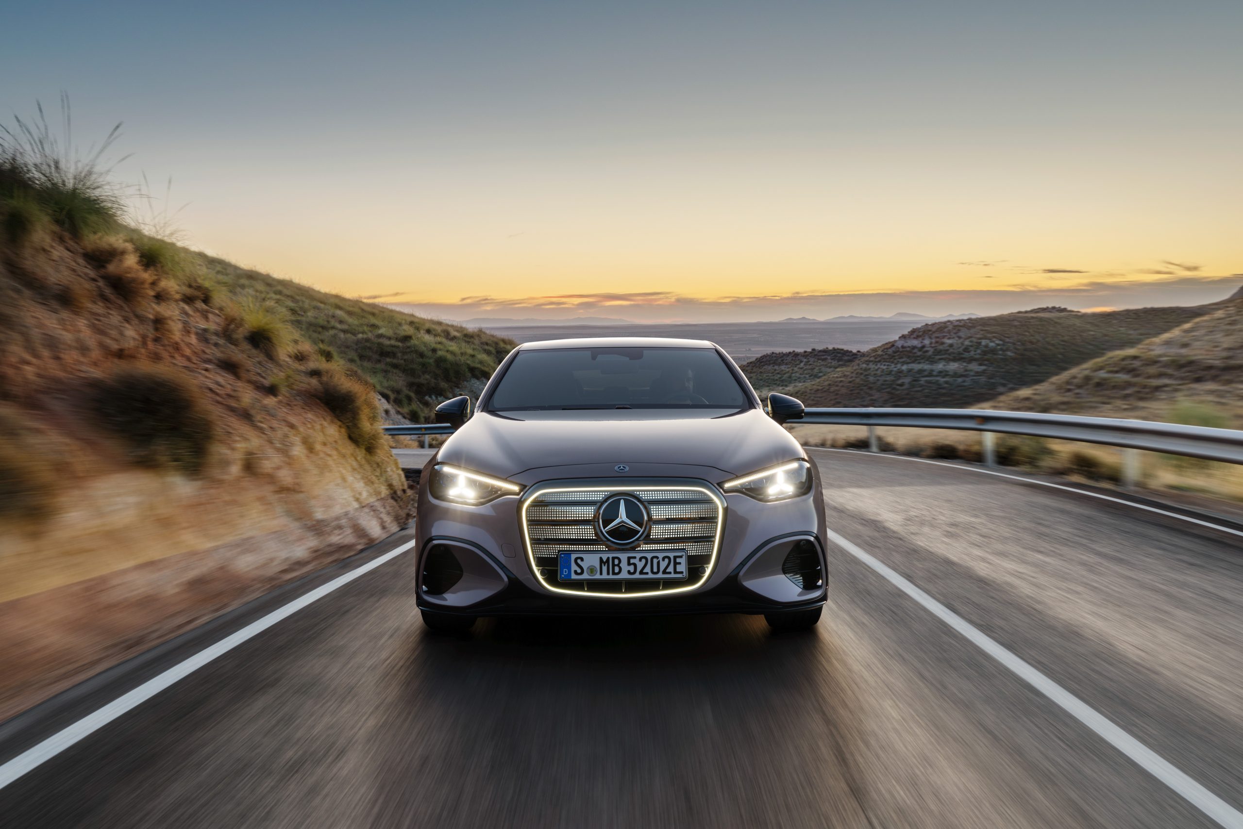 O novo Mercedes-Benz Classe C 400 4MATIC elétrico já está disponível para encomenda 14