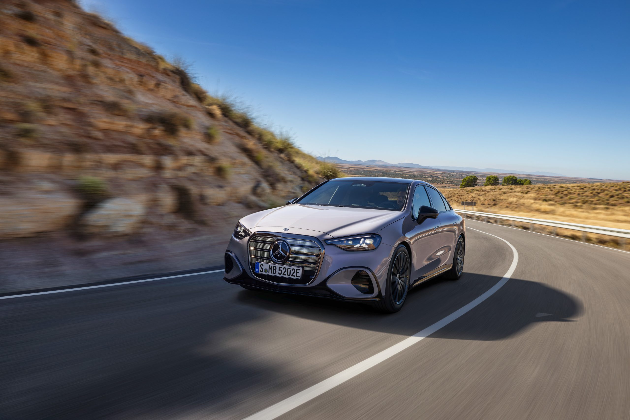 O novo Mercedes-Benz Classe C 400 4MATIC elétrico já está disponível para encomenda 16
