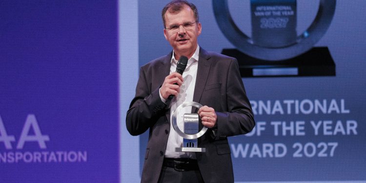 Novo Renault Trafic Van E-Tech elétrico é furgão internacional do ano 2027 16